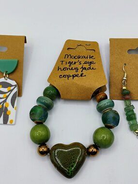 Gemstone bracelet set with 2 pairs of earrings - new condition